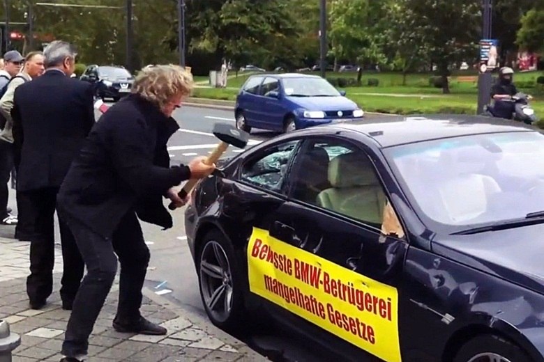 O empresário não teve a mínima dó de arrebentar a carroceria do carro de luxoSaiba tudo sobre carros! Acesse www.r7.com/carros