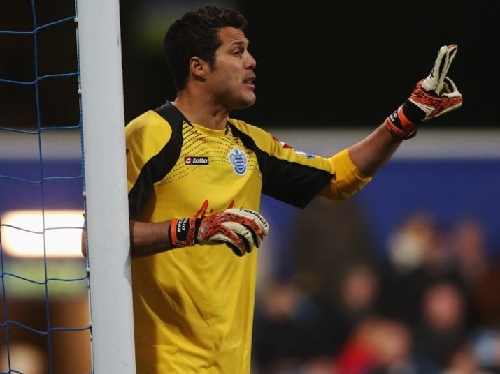 Com a aposentadoria do ídolo Rogério Ceni programada para dezembro deste
 ano, o Tricolor está atrás de um novo camisa 1. Encostado no Queens 
Park Rangers, da segunda divisão inglesa, Júlio César seria um dos 
favoritos ao posto. A possibilidade teria animado o jogador, que precisa
 de ritmo de jogo para disputar a Copa do Mundo. O alto salário do 
titular da seleção brasileira, 
porém, seria o grande empecilho
        