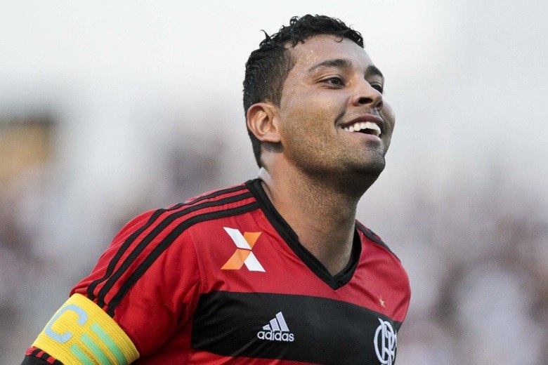 A lateral esquerda do Corinthians está carente. André Santos, que brilhou com Mano no Timão e hoje também no Flamengo, seria uma boa opção