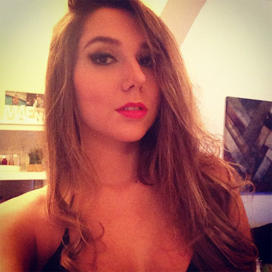 A bela filha de Renato Gaúcho causa alvoroço nas redes sociais. Dias atrás, a jovem postou uma foto sensual, com decote e batom vermelho, para seus seguidores no Instagram. Ela afirmou que essa era primeira vez que usava uma maquiagem deste tipo e revelou que ia ficar 'só no carão'. Os fãs da bela, claro, adoraram