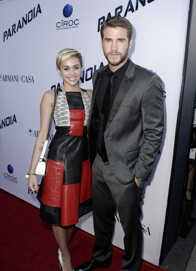 Há algum tempo, a imprensa americana já falava sobre várias crises no relacionamento de Miley Cyrus e Liam Hemsworth. Os boatos mais fortes diziam que Liam não estava satisfeito com as novas atitudes de Miley. A gata mudou radicalmente de visual, está se comportando de maneira bem mais ousada e sensual e dando o que falar. Os dois estavam noivos. Que triste, né?