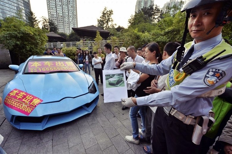 Os chineses são famosos por recriar com perfeição vários tipos de produtos. Ou quase. Na última quinta-feira (12), a polícia da China apreendeu um carro disfarçado de Lamborghini Aventador, superesportivo de R$ 3 milhões no Brasil, sendo vendido por “apenas” R$ 36 mil.Contudo, a “pechincha” escondia outro caro não tão cobiçado assim: um Hyundai Coupe de 2002. Veja a seguir imagens da cópia e compare com o modelo originalSaiba tudo sobre carros! Acesse www.r7.com/carros