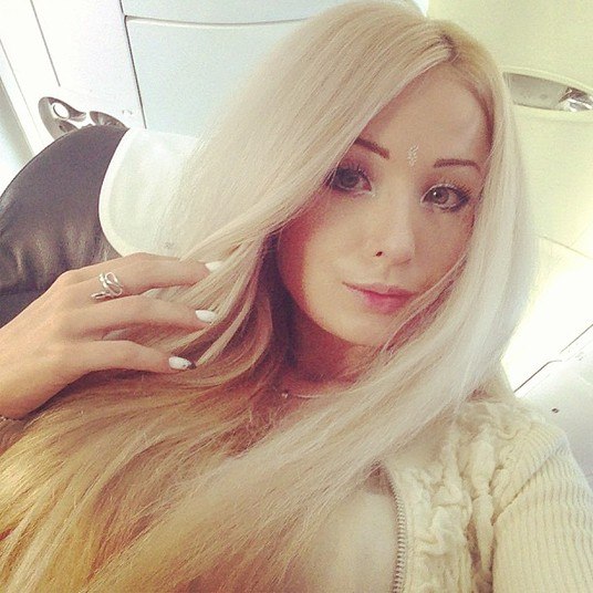 Não é de hoje que a Barbie humana posta fotos bizarras ou sensuais na internet