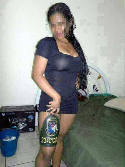 Braçais que pertencem a militares do 20ª, 23ª e 24ª Companhias Interativa Comunitárias de
Manaus, no Amazonas, foram parar com mulheres. As imagens foram divulgadas pela internet e mostram mulheres seminuas exibindo a patente