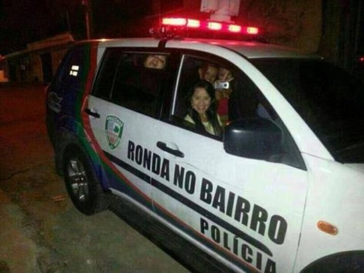 Três policiais foram afastados em
Manaus após fotos de quatro mulheres em uma viatura serem divulgadas. Elas eram
levadas para uma festa de um dos militares. Em depoimento, eles confessaram que usaram o carro para fins pessoais 
        
