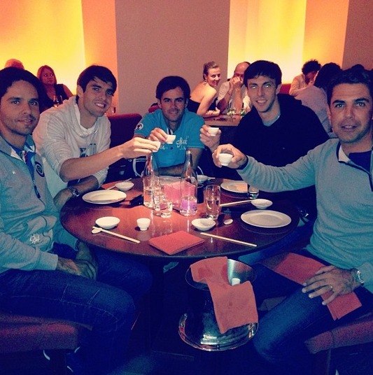 Kaká mal chegou ao Milan e já está lesionado. O atleta ficará fora de combate por pelo menos um mês, estimam os médicos, e já está se tratando. Entretanto, ele não parece tão chateado com a situação. Afinal, ele está em um país onde gosta, jogando no clube onde se sente bem. Tanto é que na terça-feira (17), o atleta foi a um restaurante japonês com os amigos e o irmão, e até bebeu saquê