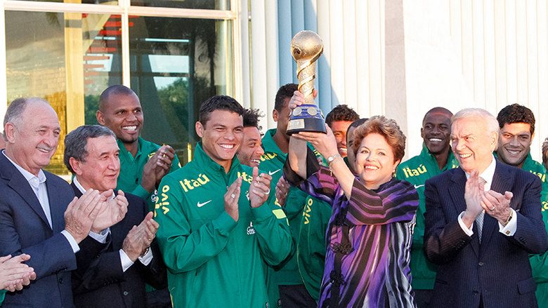 Em momento esportivo, a presidenta Dilma Rousseff recebeu a Delegação da Seleção Brasileira de Futebol no Palácio da Alvorada depois da conquista da Copa das Confederações. Dilma compartilhou o gosto da vitória ao segurar a tão sonhada taça 