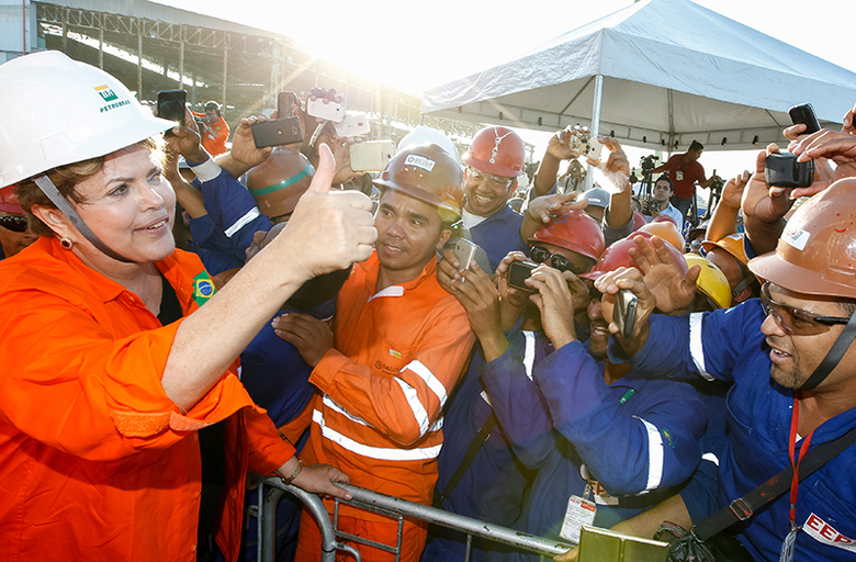 Em visita às obras da plataforma de exploração de petróleo P-74 no Estaleiro Inhaúma, no Rio de Janeiro, Dilma 'vestiu a camisa' e cumprimentou trabalhadores. Além das fotos oficiais, Dilma posou para fotos de operários 