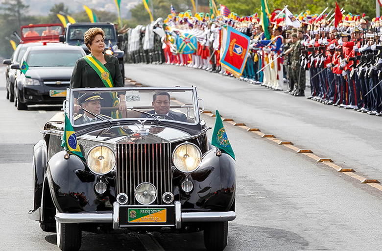 A presidente mantém a elegância durante desfile cívico-militar de 7 de setembro. Nem as manifestações tiraram o sossego da petista, que desfilou em carro aberto pela Esplanada dos Ministérios 