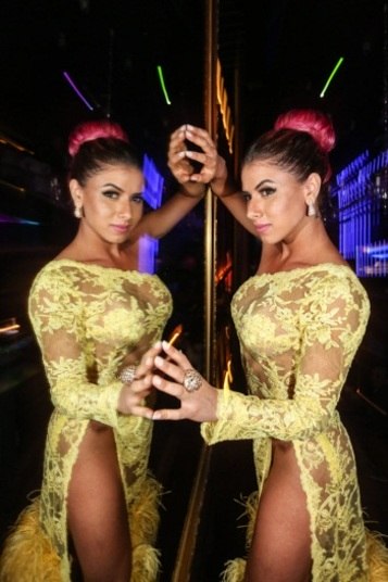 Thais Bianca também mostrou tudo na festa de lançamento da Playboy, e acabou com o suspense em torno das páginas da revista