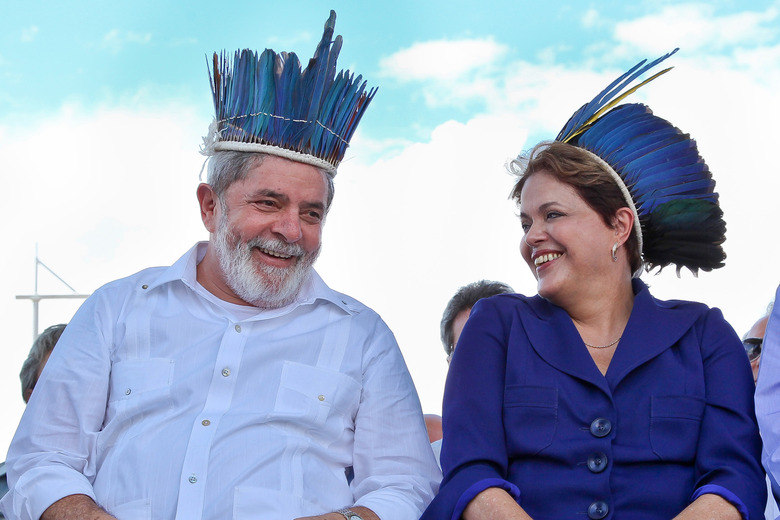 Em 2010, ao lado do
ex-presidente Lula, Dilma Rousseff participou da cerimônia de
inauguração da ponte sobre o Rio Negro em Manaus. Se mostrando bem ambientada à região, a presidente ostentou um cocar, presente de um líder indígena amazonense  