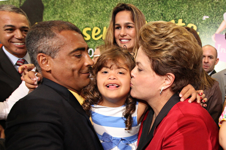 Durante cerimônia de
lançamento do Plano Nacional dos Direitos da Pessoa com Deficiência – Viver sem
Limite, a presidente beija Ivy, filha do deputado federal Romário 