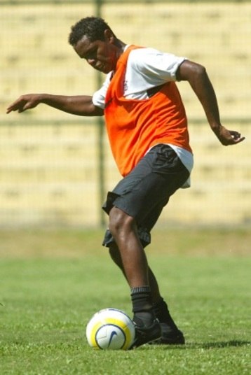 No
título Brasileiro de 2005, Ronny era reserva de Gustavo Nery na lateral
esquerda, entrando constantemente na equipe. Quando seu contrato acabou, em
2006, o jogador saiu de graça para o Hertha Berlim, da Alemanha. Recentemente,
o clube, que subiu para a Primeira Divisão do país com grande contribuição de Ronny na última
temporada, renovou o contrato do jogador, que hoje é um dos destaques da equipe
jogando como meia