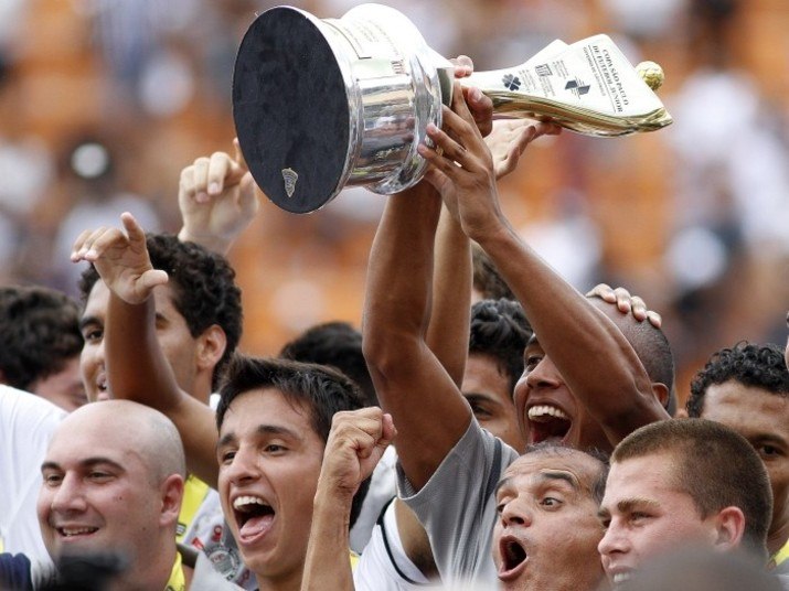 O
Corinthians é o maior campeão da Copa São Paulo de Juniores, com oito conquistas.
Mesmo assim, não costuma ter a boa fama dos rivais quando o assunto é a
revelação de jogadores. Por outro lado, atletas formados na base corintiana
estão mostrando bom futebol em outros clubes do País e do exterior. Será que as
joias estão lá, mas não têm sido bem trabalhadas?