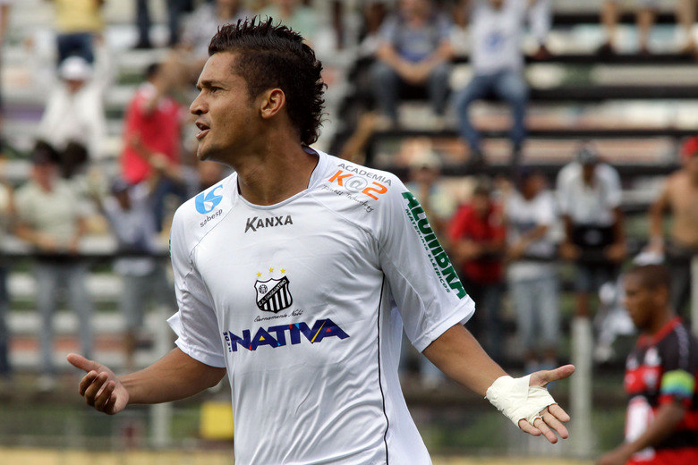 O
lateral-direito Diego Macedo assinou contrato com o Corinthians nesta
terça-feira (1º) à noite. Logo após fechar com o Timão, o jogador, que estava
no Bragantino e sempre foi criticado pelas farras e baladas, conversou com o R7
e disse que superou esta fase, está mais experiente e não dará motivos para a
torcida corintiana se preocuparReportagem: Francisco Valle, do R7