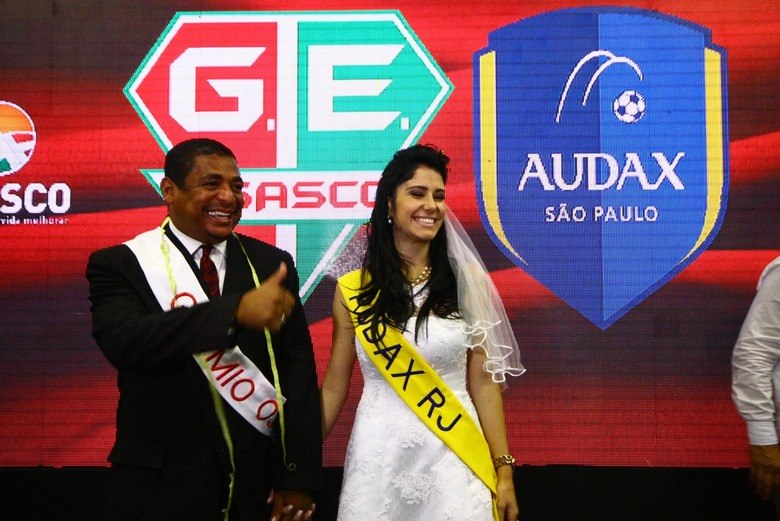 Era para ser apenas uma cerimônia para oficializar a união entre clubes. Grêmio Osasco e Audax decidiram unir forças em busca do acesso à Séria A do Campeonato Paulista. Mas Vampeta aproveitou e roubou a cena