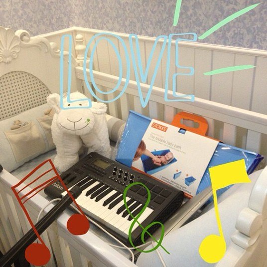 Para garantir que o pequeno também goste de música, Mica já comprou um teclado para Zion
