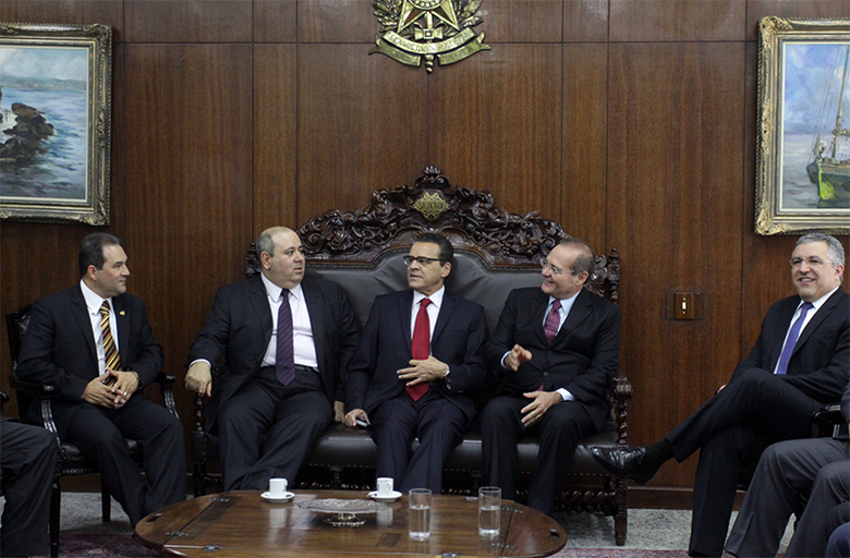 Os presidentes da Record, da Câmara e do Congresso Nacional, o ministro da Saúde e o senador Eduardo Lopes (PRB-RJ) conversaram antes da cerimônia no plenário
