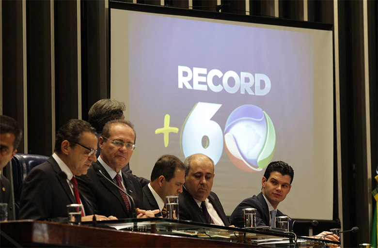 O presidente do Congresso, Renan Calheiros, disse que 'não foi somente o futebol que se popularizou através da Rede Record, mas os grandes festivais de música'. De acordo com Renan Calheiros, 'a iniciativa da Record mudou o cenário musical do nosso País'