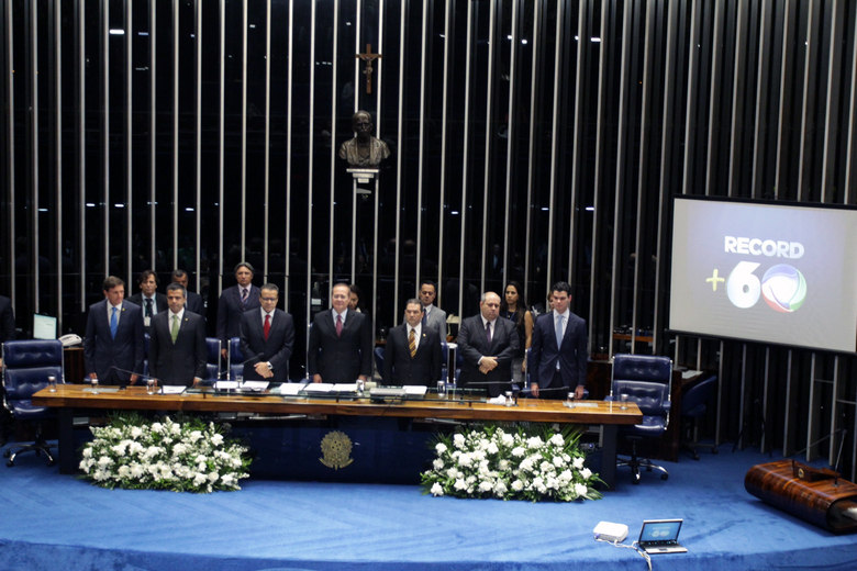 Na mesa do Congresso, posicionaram-se, da esquerda para a direita: o ministro da Pesca, Marcelo Crivella; deputado federal Antonio Bulhões (PRB-SP); o presidente da Câmara, deputado federal Henrique Alves; o presidente do Congresso, senador Renan Calheiros; o senador Eduardo Lopes (PRB-RJ); o presidente da Rede Record, Luiz Claudio Costa; e o presidente da Abert (Associação Brasileira de Emissoras de Rádio e Televisão), Daniel Pimentel Slaviero