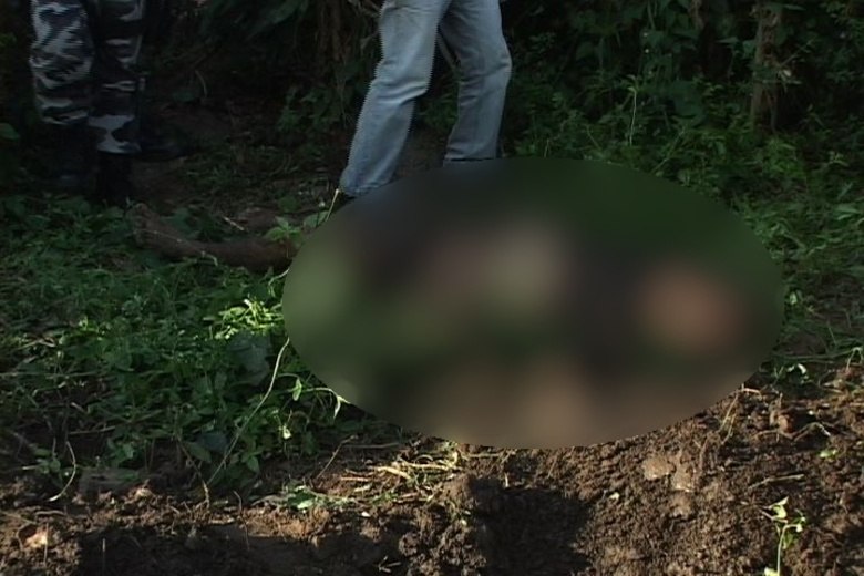 O suspeito contou que enterrou a vítima enquanto ela ainda agonizava. A polícia fez buscas e recolheu o corpo. Um laudo com as causas da morte ainda deve ser divulgado

