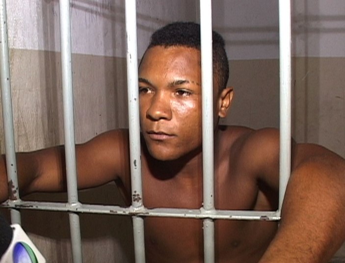 Segundo o delegado Walter Brandão, o suspeito admitiu que
esfaqueou a vítima, de 27 anos, e depois enterrou o homem ainda vivo. A
namorada teria dito que seria uma 'prova de amor' vê-lo matando uma pessoa por
ela. 

 

— Ele ainda disse que deu vontade de comer o fígado do rapaz

