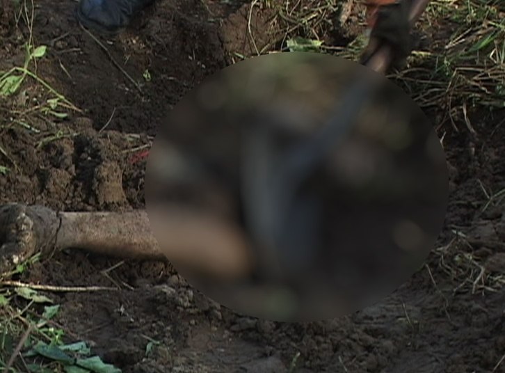 O suspeito fugiu e foi capturado em um matagal da cidade. O crime chocou os moradores e diversas pessoas foram até o local para ver a cena do crime 