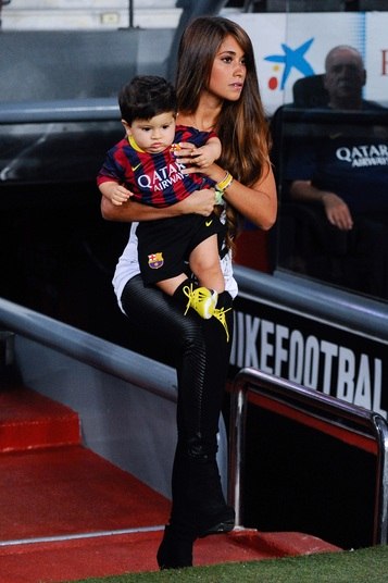 O rechonchudo Thiago Messi chegou no colo da mãe Antonella Roccuzzo