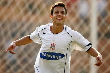 Corinthians ainda busca atacante e Nilmar segue na mira