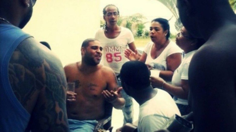 Recentemente, Adriano Imperador terminou o seu noivado de sete meses com a estudante Renata Fontes. Apesar do fim do relacionamento, o boleiro não demonstra ter ficado abalado. Em uma foto publicada em uma rede social, por exemplo, Adriano está curtindo pagode e parece estar muito feliz na companhia de amigos. As festas do craque, no entanto, podem colocar um fim definitivo na carreira do jogador. Entenda