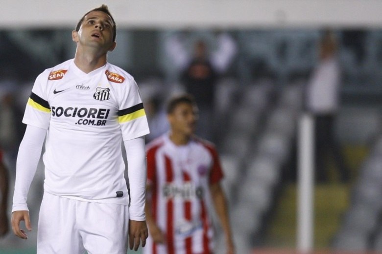 O futebol brasileiro é um verdadeiro paraíso para os gringos, e alguns estão entre os mais bem pagos do País. Um exemplo é Montillo. O argentino chegou ao Santos&nbsp; depois de grande passagem pelo Cruzeiro. Foi
contratado pelo Peixe no começo de 2013 com status de craque e com um salário
de cerca de R$ 400 mil. Desde então, já fez 39 partidas oficiais pelo clube, o
que significa dizer que já recebeu, até agora, aproximadamente R$ 102, 5 mil
por jogo. Você acha que valeu a pena? Confira os maiores salários entre os
gringos que atuam no Brasil