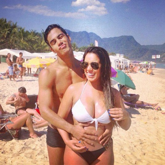 Micael Borges está feliz da vida ao lado da namorada Heloisy Oliveira. O casal está esperando o primeiro filho juntos! 