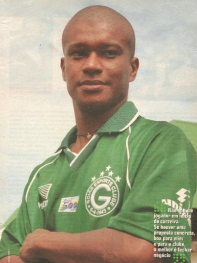

Você se lembra do atacante Dill? O jogador, que se destacou
pelo Goiás, foi artilheiro do Brasileirão de 2000 e depois sumiu do mapa. Ele teve
algumas oportunidades na Europa e em outras equipes do futebol brasileiro, mas
não conseguiu repetir sua ótima temporada pelo Esmeraldino

