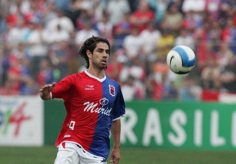 Mesmo
rebaixado com o Paraná em 2008, Josiel conseguiu se destacar e se tornar o
artilheiro do Brasileirão com 20 gols. Depois deste ano, o centroavante
cabeludo também teve a sua chance no Flamengo, mas, assim como Val Baiano e
Dimba, não agarrou a oportunidade e não deixou a menor saudade por lá