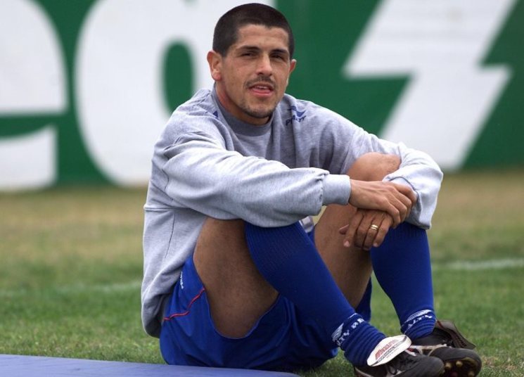 

É comum no futebol brasileiro atacantes fazerem sucesso
durante uma temporada e depois simplesmente sumirem, ou não terem uma passagem
tão relevante quanto a do último ano. Um desses casos é o atacante Adhemar,
ex-São Caetano, que disputou o Campeonato Brasileiro 2000 fazendo bastante
sucesso pelo Azulão. Após o ano de sucesso com o clube do ABC, o jogador se
transferiu para o Stuttgart e não conseguiu se firmar. O jogador tentou a sorte
no futebol americano, mas desistiu, depois de saber que ele poderia ser
amassado por brutamontes. Veja outros casos a seguir

