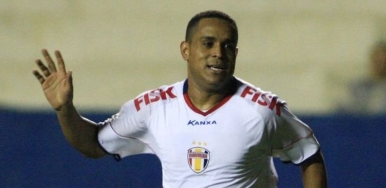 

Val Baiano marcou 18 gols no Brasileirão de 2009, um a menos
que Adriano Imperador e Diego Tardelli, artilheiros do campeonato. Depois da
temporada de sucesso pelo Barueri, foi contratado pelo Flamengo e se tornou
mais um artilheiro que passou pelo time carioca e que não caiu nas graças da
enorme torcida Rubro-Negra

