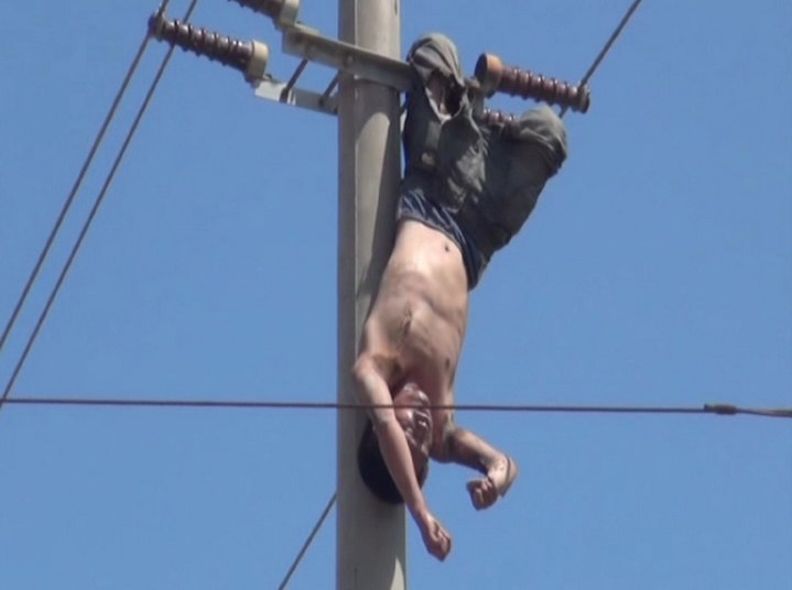 Um homem ficou vivo depois de ser eletrocutado em um poste, mas ficou de cabeça para baixo a dez metros de altura em Huian County, no sudeste da China