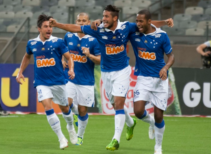 O Cruzeiro é o
líder isolado do Brasileirão e tem tudo para se sagrar campeão em dezembro. O
bom futebol apresentado pelo time incentiva a torcida da Raposa a comparecer em
peso no Mineirão