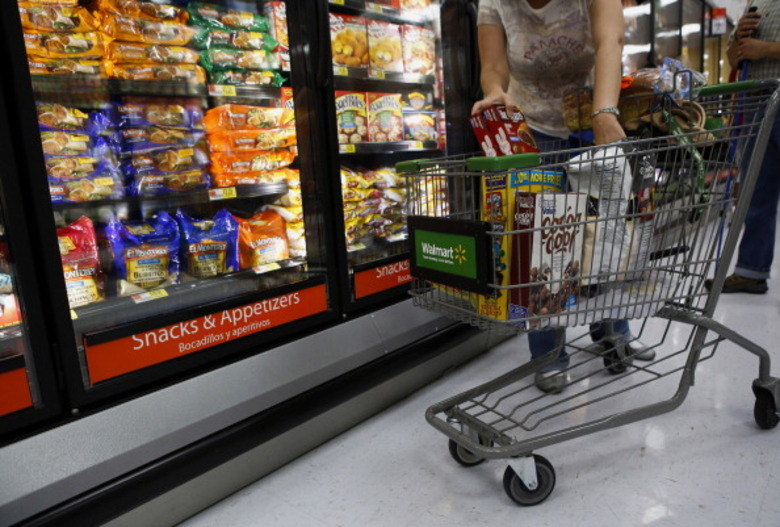 Comer não faz mal? Não é o que parece. Muitos alimentos podem, sim, prejudicar nossa saúde se consumidos em excesso. A sugestão é ficar atento a uma lista básica de ingredientes que podem prejudicar para conseguir ter uma alimentação mais saudável.As comidas congeladas, por exemplo, são ótimas para os momentos de aperto, mas não podem fazer parte de sua rotina. Elas são ricas em gorduras saturadas que aumentam o colesterol ruim e aumentam o risco de doenças cardiovasculares. Além disso, o sódio está muito presente nesses alimentos e pode aumentar a pressão arterial de quem os consome