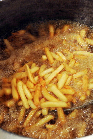 Não importa que você use óleos vegetais e sempre os troque. O fato de fritar algo transforma o alimento em gordura saturada, trazendo os mesmos riscos do alimento anterior. Além disso, as frituras produzem uma substância altamente cancerígena, a acroleína