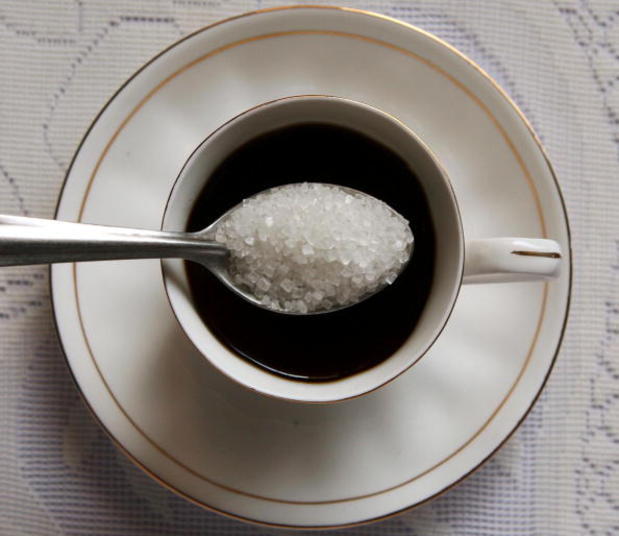 Quando refinado, o açúcar não possui valor nutricional. Além disso, quando consumido em excesso, pode gerar doenças cardiovasculares, diabetes e hipertensão