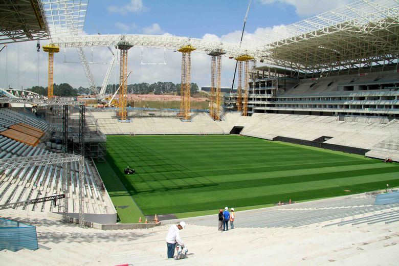 14/03/2014 - Arena Corinthians iluminada pelos refletores.