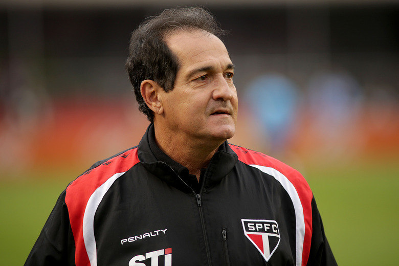 De acordo com o jornal Diário de S. Paulo, Muricy recebe do
Santos nada menos que R$ 350 mil por mês. O valor é o mesmo que o São Paulo
desembolsa para manter o treinador no clube