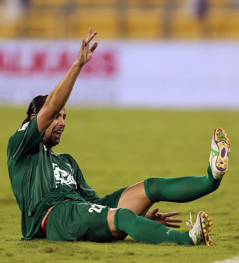 No dia 28 de setembro, o iraniano Ferydoon Zandi, do Al-Ahli, fraturou a perna esquerda, após dividida de bola com o adversário, em partida válida pelo Campenato do Catar. A grave lesão fez o sonho do jogador de disputar a Copa do Mundo de 2014 ficar distante. A lesão foi tão grave, que a perna do jogador após se partir, ficou sustentada apenas pelo meião. Pensando nesse caso, e em outros, o R7 elaborou uma lista com as piores lesões do futebol, veja