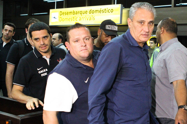 Depois de amargar uma humilhante goleada por 4 a 0 para a Portuguesa, no último domingo (29), em Campo Grande (RS), o elenco do Corinthians desembarcou na manhã desta segunda-feira, em Guarulhos, com pressa para evitar o contato com os jornalistas.Tite foi o primeiro a aparecer no saguão, cercado de seguranças. O 
treinador preferiu não conceder entrevistas, repetindo o que havia feito
 logo após a derrota, e o clube informou que ele vai se pronunciar após o
 treino de terça-feira (1º), no CT do Parque Ecológico. Na atividade de 
segunda, portões fechados