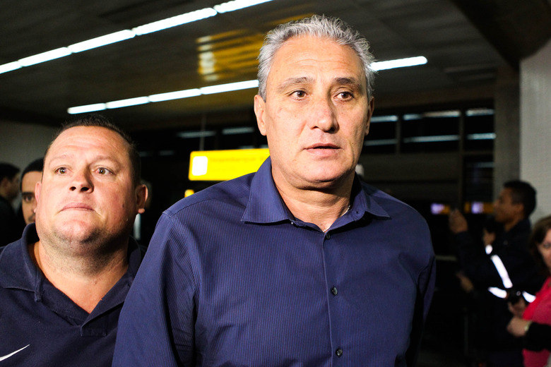Com o técnico Tite exibindo uma feição de abatimento, após ter acumulado o seu oitavo jogo seguido sem vitória no comando da equipe, a delegação corintiana foi escoltada por seguranças no Aeroporto de Cumbica. Apenas o lateral Alessandro e o atacante Emerson deram rápidas entrevistas