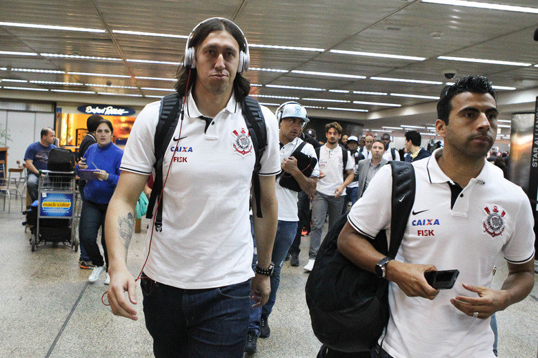 Os atletas foram orientados pelos seguranças a entrar logo no ônibus que os aguardava na porta do aeroporto e passaram rápido pelo saguão de desembarque, onde ainda ouviram algumas provocações vindas de pessoas que transitavam no local