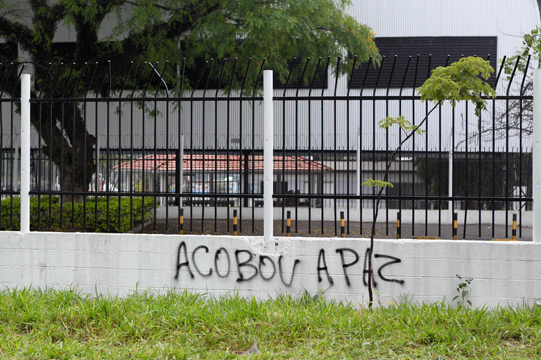 Outros torcedores apelaram para o vandalismo. O clube teve a loja no Parque São Jorge pichada e os muros do CT também amanheceram sujos com frases de protesto