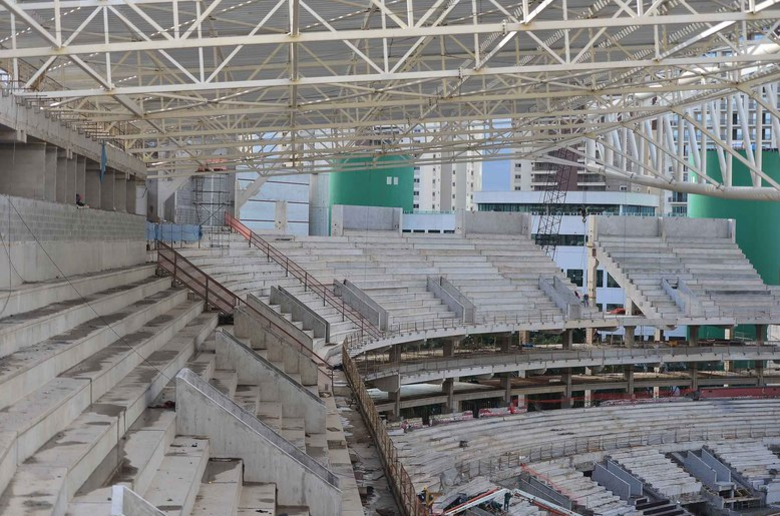 Apesar de suportar menos gente do que o novo estádio do Timão, as arquibancadas do Allianz Parque serão mais verticais e lembrarão a famosa La Bombonera, estádio do Boca Juniors, da Argentina
        