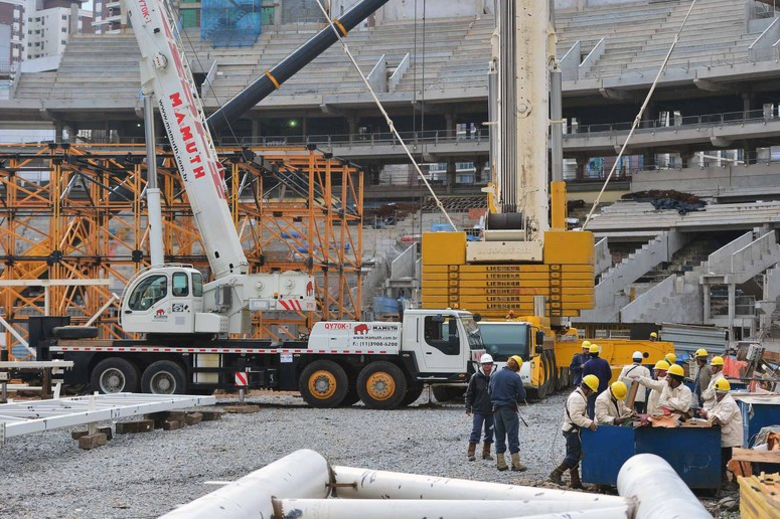 

... A previsão é que o novo estádio do Verdão seja entregue no
primeiro semestre de 2014

